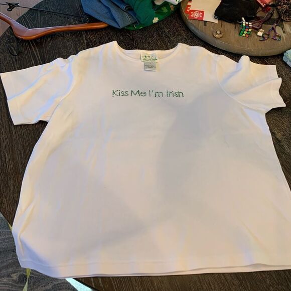 Quacker Factory Kiss My I’m Irish Crystal Embellished White  T-Shirt sz 1X NWOT - Picture 1 of 4
